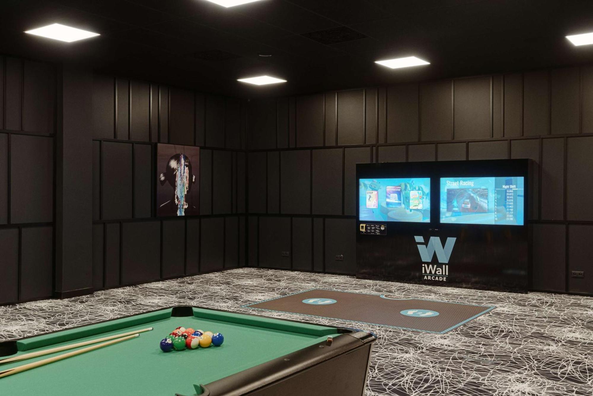 Radisson Blu Resort & Conference Center, Ostroda Mazury Kültér fotó A pool table with a wall mounted TV