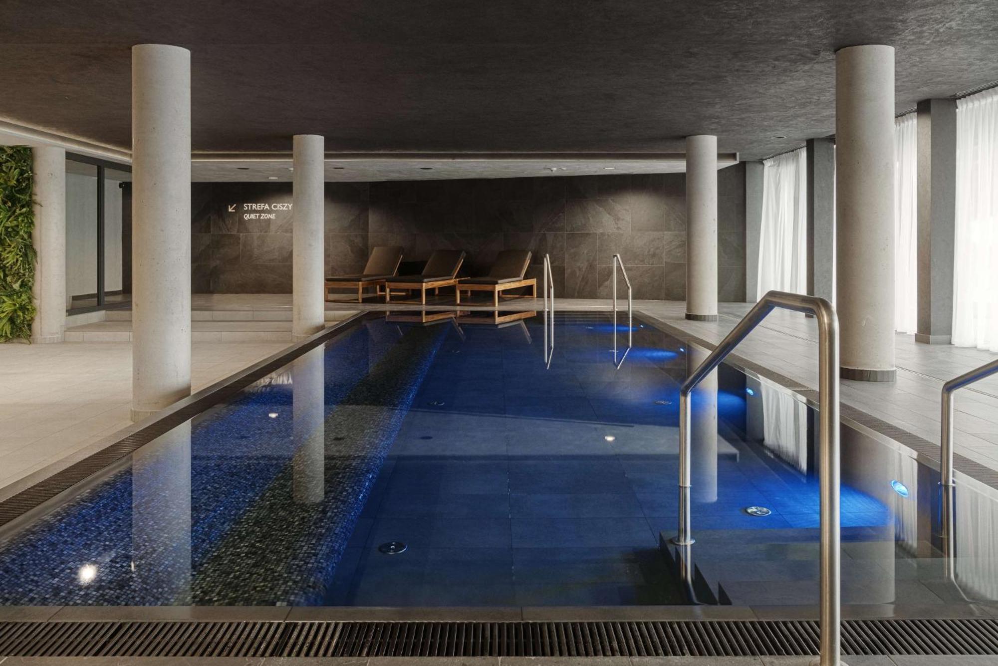 Radisson Blu Resort & Conference Center, Ostroda Mazury Kültér fotó The swimming pool at the hotel